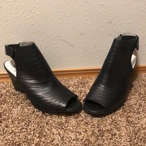 White Mountain sz 10 with Velcro strap